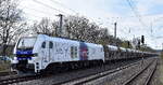 Heavy Haul Power International GmbH, Erfurt [D] mit der geleasten ELP Eurodual Lok   20-01  NVR-Nummer: 90 80 2159 201-3 D-ELP] und einem Schüttgutwagenzug am 16.04.26 Höhe Bahnhof Saarmund.