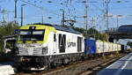 ITL - Eisenbahngesellschaft mbH, Dresden [D]  mit ihrer Vectron Dual Lok  248 010-1  [NVR-Nummer: 90 80 2248 010-1 D-ITL] und einem Ganzzug Hochbordwagen mit Kalk/Kies??? am 24.06.26 Durchfahrt Bahnhof Falkenberg (Elster).