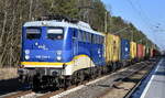 Eisenbahnen und Verkehrsbetriebe Elbe-Weser GmbH, Zeven mit ihrer  140 774-1  (NVR:  91 80 6140 774-1 D-EVB ) und einem Containerzug am 22.02.25 Höhe Bahnhof Jänschwalde Ost.