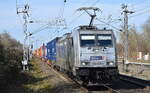 METRANS Rail s.r.o., Praha [CZ] mit ihrer  386 025-1  [NVR-Nummer: 91 54 7386 025-1 CZ-MT] und einem Containerzug am 07.03.25 Höhe Bahnhof Berlin Hohenschönhausen.