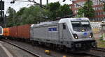METRANS Rail (Deutschland) GmbH, Leipzig [D] mit der geleasten Akiem Lok  187 013  [NVR-Nummer: 91 80 6187 013-8 D-AKIEM] und einem Containerzug Richtung Hamburger Hafen am 27.05.25 Höhe Bahnhof