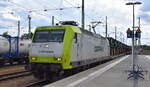 ITL - Eisenbahngesellschaft mbH, Dresden [D] mit ihrer  145 095-6  [NVR-Nummer: 91 80 6145 095-6 D-ITL] und einem halbierten Güterzug, vorne mit Transportwagen mit fabrikneuen JOHN DEEERE Traktoren dahinter Containerzug am 30.07.25 Durchfahrt Bahnhof Ruhland.