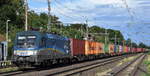 EVB - Eisenbahnen and Verkehrsbetriebe Elbe-Weser GmbH, Zeven [D] mit ihrem Taurus  182 911-8  [NVR-Nummer: 91 80 6182 911-8 D-EVB] und einem Containerzug am 01.08.25 Höhe Bahnhof
