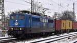 EGP - Eisenbahngesellschaft Potsdam mbH, Potsdam [D] mit ihrer  151 085-8  (NVR:  91 80 6151 085-8 D-EGP ) und einem Containerzug am 29.01.26 Höhe Bahnhof Magdeburg Neustadt.