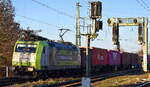 ITL - Eisenbahngesellschaft mbH, Dresden [D] mit ihrer  185 532-9  [NVR-Nummer: 91 80 6185 532-9 D-ITL] und einem Containerzug am 25.02.26 Höhe Bahnhof Magdeburg-Neustadt.