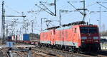 DB Cargo AG, Mainz [D] mit der Doppeltraktion  189 057-3  [NVR-Nummer: 91 80 6189 057-3 D-DB] +   189 059-9  [NVR-Nummer: 91 80 6189 059-9 D-DB] und einem Containerzug am 19.03.26 Höhe Bahnübergang Rodleben.