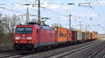 DB Cargo AG, Mainz [D] mit ihrer  185 361-3  [NVR-Nummer: 91 80 6185 361-3 D-DB] und einem Containerzug am 16.04.26 Höhe Bahnhof Saarmund.
