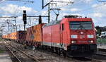 DB Cargo AG, Mainz [D] mit ihrer  185 358-9  [NVR-Nummer: 91 80 6185 358-9 D-DB] und einem Containerzug am 21.04.25 Höhe Bahnhof Rodleben.