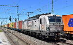 LOKORAIL, a.s., Bratislava [SK]  mit ihrer  383 215-1   [NVR-Nummer: 91 56 6383 215-1 SK-LRL] und einem Containerzug am 27.05.26 H�he Bahnhof Rodleben.