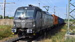 PKP CARGO S.A., Warszawa [PL] mit ihrer Vectron   EU46-520  [NVR-Nummer: 91 51 5370 033-0 PL-PKPC] und einem Containerzug am 16.06.26 Durchfahrt Bahnhof Lutherstadt Wittenberg Hbf.