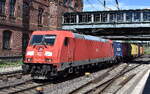 DB Cargo AG, Mainz [D] mit ihrer   185 379-5  [NVR-Nummer: 91 80 6185 379-5 D-DB] verl�sst mit einem Containerzug den Hamburger Hafen am 23.06.26 H�he Bahnhof Hamburg-Harburg.