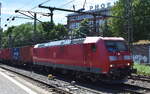 DB Cargo AG, Mainz [D] mit ihrer  185 159-1  [NVR-Nummer: 91 80 6185 159-1 D-DB] und einem Containerzug Richtung Hamburger Hafen am 23.06.26 H�he Bahnhof Hamburg-Harburg.