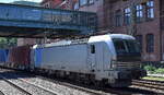 boxXpress.de GmbH, Hamburg [D] mit der geleasten Railpool Vectron  7193 202  [NVR-Nummer: 91 80 7193 202-7 D-Rpool] und einem Containerzug Richtung Hamburger Hafen am 23.06.26 H�he Bahnhof Hamburg-Harburg.