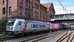 METRANS Rail (Deutschland) GmbH, Leipzig [D] mit der geleasten Akiem Lok   187 500-4  [NVR-Nummer: 91 80 6187 500-4 D-AKIEM] verl�sst mit einem Containerzug den Hamburger Hafen am 10.08.26 H�he Bahnhof Hamburg-Harburg.