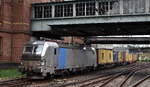 oxXpress.de GmbH, Hamburg [D] mit der noch ganz neuen geleasten Railpool Vectron  7193 215  [NVR-Nummer: 91 80 7193 215-9 D-Rpool] verl�sst mit einem Containerzug den Hamburger Hafen am 10.08.26 H�he Bahnhof Hamburg-Harburg.