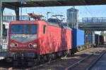 ITX - InterTourex GmbH, Aschersleben  mit ihrer  143 020-6  [NVR-Nummer: 91 80 6143 020-6 D-ITX] und einem Containerzug am 24.08.26 Durchfahrt Bahnhof Berlin-Hohensch�nhausen.