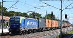 PKP CARGO S.A., Warszawa [PL] mit ihrer Vectron   EU46-525  [NVR-Nummer: 91 51 5370 060-3 PL-PKPC] und einem Containerzug am 25.08.26 H�he Bahnhof Gl�wen.