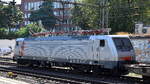Akiem Leasinglok   189 153  [NVR-Nummer: 91 80 6189 153-0 D-AKIEM], aktueller Leasingnehmer? und einem Containerzug verl�sst den Hamburger Hafen am 27.08.26 H�he Bahnhof Hamburg-Harburg.