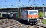 Wedler Franz Logistik GmbH & Co. KG, Potsdam mit ihrer  143 597-3  (NVR:  91 80 6143 597-3 D-WFL ) und einem Containerzug verl�sst den Hamburger Hafen am 27.08.26 H�he Bahnhof Hamburg-Harburg.