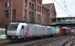 NeS - Netzwerkbahn Sachsen GmbH, Dresden [D] mit der geleasten Akiem Lok  185 572-5  NVR-Nummer: 91 80 6185 572-5 D-AKIEM] verl�sst mit einem Containerzug den Hamburger Hafen am 08.09.26 H�he Bahnhof Hamburg Harburg.