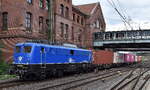 Eisenbahngesellschaft Potsdam mbH, Potsdam (EGP) mit ihrer fast wie neu aussehenden  140 649-5  (NVR:  91 80 6140 649-5 D-EGP ) verl�sst mit einem Containerzug den Hamburger Hafen am 08.09.26 H�he Bahnhof Hamburg Harburg.