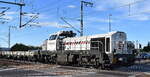 Eiffage Infra-Rail GmbH, Bochum [D] mit ihrer vossloh DE 18 Stage V Lok [NVR-Nummer: 92 80 4185 142-1 D-ERD] und einem Ganzzug firmeneigener Drehgestell-Flachwagen (leer) am 24.09.25 Höhe Bahnübergang Bahnhof Rodleben.