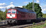 Wedler Franz Logistik GmbH & Co. KG, Potsdam mit ihrer Ludmilla  232 527-2  (NVR:  92 80 1232 527-2 D-WFL 9 und einer Reihe Drehgestell-Flachwagen (leer) + Stopfmaschine + Planiermaschine der Fa. BUG AG am 18.05.26 H�he Bahnhof Magdeburg-Neustadt.