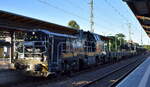 Willke Logistics GmbH, Ludwigslust [D] mit ihrer recht neuen vossloh DE 18, Name:  Romy   [NVR-Nummer:  92 80 4185 170-2 D-WWL ) einem Drehgestell-Flachwagen u. vossloh DE 18 Lok  Mall  [NVR-Nummer: 92 80 4185 143-9 D-WWL] und firmeneigene Sch�ttgutkippwagen am 23.06.26 Durchfahrt Bahnhof Stendal Hbf.