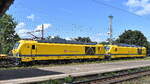 DB Bahnbau Gruppe GmbH, Berlin [D] mit der Doppeltraktion  Vectron Dual Mode Light  249 051  [NVR-Nummer: 90 80 2249 051-4 D-DBBBG] + der nagelneuen  249 104  [NVR-Nummer: 90 80 2249 104-1 D-DBBBG] und einem Flachwagen am 20.08.26 H�he Bahnhof Magdeburg-Neustadt. 