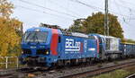 BELog Baustoffe- Entsorgung- Logistik GmbH & Co. KG, Langenau [D] mit der geleasten northrail Smartron  192 077  [NVR-Nummer 91 80 6192 077-6 D-NRAIL] und der von Mobile Rail Service GmbH angemieteten MaK G 2000 [NVR-Nummer:  92 80 1273 013-3 D-MRS ] und einem Ganzzug Drehgestell-Hochbordwagen am 29.10.26 H�he Bahnhof Magdeburg Neustadt.
