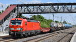 DB Cargo AG, Mainz [D] mit ihrer  193 383  [NVR-Nummer: 91 80 6193 383-7 D-DB] und einem gemischten Güterzug Richtung Rbf. Seddin am 15.02.25 Höhe Bahnhof Saarmund.