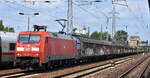 DB Cargo AG, Mainz mit ihrer  152 106-1  [NVR-Nummer: 91 80 6152 106-1 D-DB] und einem gemischten Güterzug Richtung Rbf. Seddin am 18.06.25 Höhe Bahnhof Schönefeld b. Berlin.