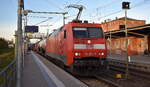 DB Cargo AG, Mainz [D] mit ihrer  152 022-0  [NVR-Nummer: 91 80 6152 022-0 D-DB] und einem gemischten Güterzug am 05.11.25 Durchfahrt Bahnhof Roßlau (Elbe).