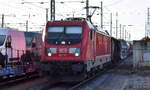 DB Cargo AG, Mainz [D] mit ihrer  187 176  [NVR-Nummer: 91 80 6187 176-3 D-DB] und einem gemischten Güterzug durchfährt den Bahnhof Ruhland am 16.12.25