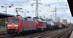 DB Cargo AG, Mainz [D] mit ihren  152 031-1  [NVR-Nummer: 91 80 6152 031-1 D-DB] und  233 112-2  (NVR:  92 80 1233 112-2 D-DB ) + gemischtem Güterzug am Haken am 11.03.26 Höhe Bahnhof