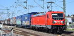 DB Cargo AG, Mainz [D] mit ihrer  187 143  [NVR-Nummer: 91 80 6187 143-3 D-DB] und ein gemischter Güterzug am 21.04.25 Höhe Bahnhof Rodleben.