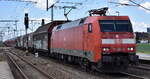 DB Cargo AG, Mainz [D] mit ihrer  152 063-4  [NVR-Nummer: 91 80 6152 063-4 D-DB] und ein gemischter Güterzug am 21.04.25 Höhe Bahnhof Rodleben.