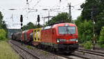 DB Cargo AG, Mainz [D] mit ihrer Vectron  193 393  [NVR-Nummer: 91 80 6193 393-6 D-DB] und einem gemischten G�terzug am 04.06.26 H�he Bahnhof Saarmund.