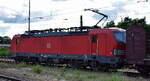 DB Cargo AG, Mainz [D] mit ihrer Vectron  193 370  [NVR-Nummer: 91 80 6193 370-4 D-DB] und einem gemischten G�terzug am 09.06.26 H�he Bahnhof Ruhland.