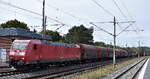 DB Cargo AG, Mainz [D] mit ihrer  185 171-6  [NVR-Nummer: 91 80 6185 171-6 D-DB] und einem gemischten G�terzug am 29.09.26 H�he Bahnhof Gl�wen.