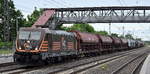 HSL Logistik GmbH, Hamburg [D] mit ihrer  187 535  [NVR-Nummer: 91 80 6187 535-0 D-HSL] und einem Getreidezug am 04.06.26 H�he Bahnhof Saarmund.