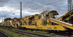 STRABAG BMTI Rail Service GmbH mit ihrer P&T RM 900 VB – Bettungsreinigungsmaschine  Europa-Express  (D-BRS 99 80 9214 001-6) am Haken von  248 049  [NVR-Nummer: 90 80 2248 049-9 D-NRAIL] am 11.09.25 Höhe Bahnhof Magdeburg-Neustadt.