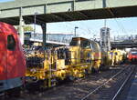STRABAG sp. z o.o.  mit einer Schotterverteil-und Planiermaschine (D-STRPL 99 80 9121 004-2) + Gleisstopfmaschine am Haken von   145 090-7  am 24.08.26 Durchfahrt Bahnhof Berlin-Hohensch�nhausen.