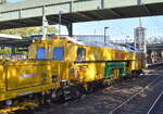  STRABAG sp. z o.o. mit einer P&T Stopfexpress 09-3X Dreischwellenstopfmaschine am Haken von   145 090-7  am 24.08.26 Durchfahrt Bahnhof Berlin-Hohensch�nhausen.