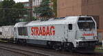 STRABAG BMTI Rail Service GmbH mit ihrer Voith Maxima 30 CC Lok (NVR:  92 80 1263 005-1 D-BRS ) und Gleisbaumaschinenzug mit Schwellenlegemaschine + Beiwagen der Fa. EIFFAGE Infra-Rail + Oberbaustoffwagen mit Betonschwellen/Gleisen bei Gleisbauarbeiten am Rande des Bahnhofs Hamburg Harburg am 08.09.26 H�he Bahnhof Hamburg Harburg.