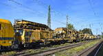 Hochleistungs-Bettungsreinigungsmaschine des Typs Plasser & Theurer RM 801-2 SIM (auch gef�hrt als BRM 161). Das schwere Bahndienstfahrzeug wurde 1998 gebaut und wird von der DB Bahnbau Gruppe GmbH betrieben (99 80 9414 007-1 D-DBBBG) hier mit Beiwagen am Haken von den Loks  249 051  +  249 104  am 28.09.26 H�he Bahnhof Magdeburg Neustadt.