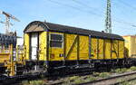 DB Bahnbau Gruppe GmbH mit einem Ger�te-/Werkzeugwagen mit der Nr. D-DBBBG 40 80 1122 016-2 als Beiwagen der Hochleistungs-Bettungsreinigungsmaschine des Typs Plasser & Theurer RM 801-2 SIM am Haken von den Loks  249 051  +  249 104  am 28.09.26 H�he Bahnhof Magdeburg Neustadt.