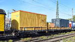 DB Bahnbau Gruppe GmbH mit einem Drehgestell-Flachwagen mit Werkzeugcontainern + Ger�tschaften mit der Nr. D-DB 80 80 3948 025-2 als Beiwagen der Hochleistungs-Bettungsreinigungsmaschine des Typs Plasser & Theurer RM 801-2 SIM am Haken von den Loks  249 051  +  249 104  am 28.09.26 H�he Bahnhof Magdeburg Neustadt.