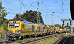 DB Bahnbau Gruppe GmbH, Berlin [D] mit der Doppeltraktion  249 051  [NVR-Nummer: 90 80 2249 051-4 D-DBBBG] +   249 104  [NVR-Nummer: 90 80 2249 104-1 D-DBBBG] mit der Hochleistungs-Bettungsreinigungsmaschine des Typs Plasser & Theurer RM 801-2 SIM (99 80 9414 007-1 D-DBBBG) + Beiwagen am Haken am 28.09.26 H�he Bahnhof Magdeburg Neustadt.