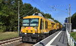 Schienenfr�szug Linsinger SF03 W-FFS (Nr.?) der DB InfraGO AG, Frankfurt (Main)/DB Netz Instandhaltung am Haken von '203 313-2' am 05.10.26 Bahn�bergang J�nschwalde Ost.